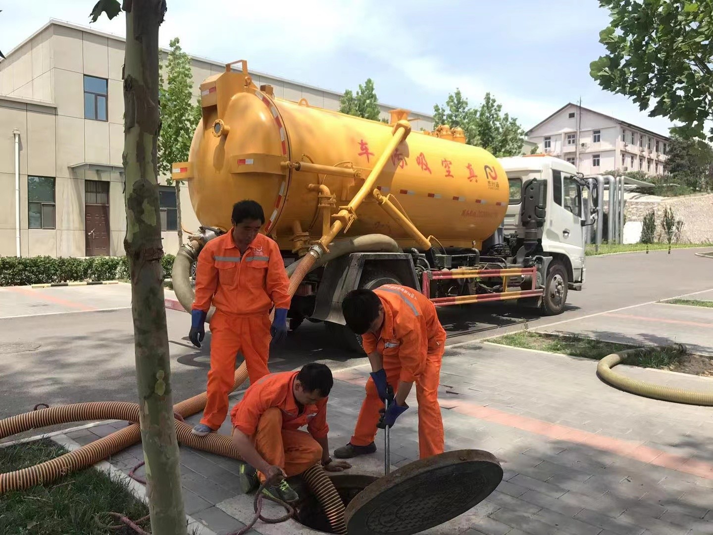 安新管道疏通车停在窨井附近