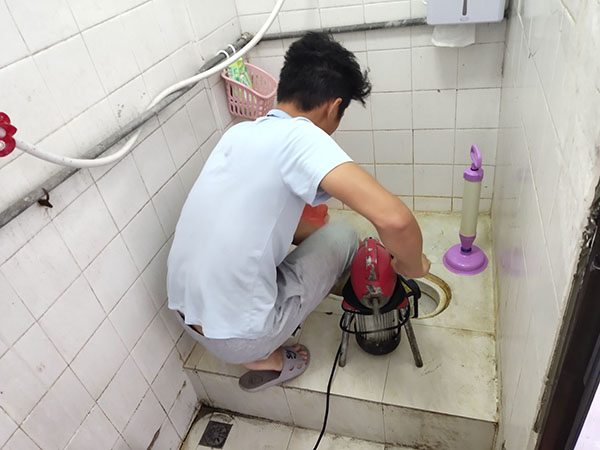 安新管道堵塞冒臭气 专业师傅现场解决问题