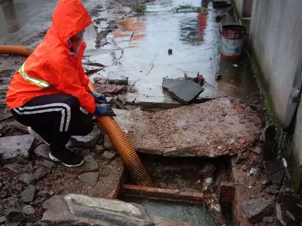 安新专业清理污水池 炜誉市政以规范流程守护城市 “肠道”