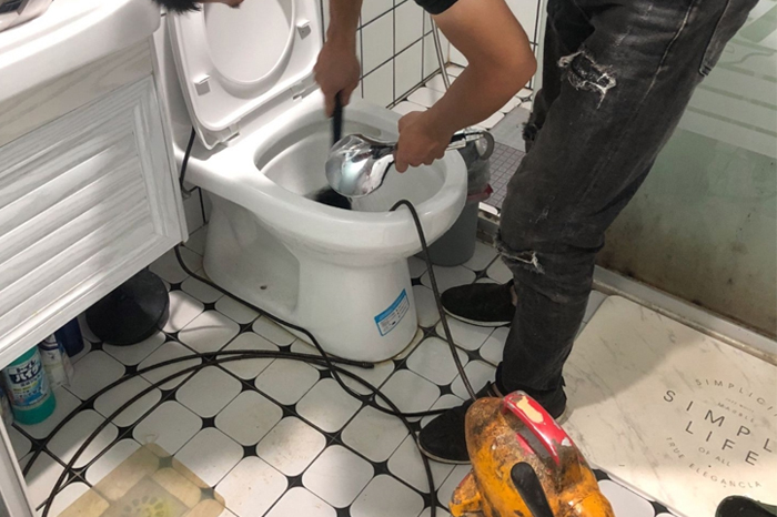 安新马桶堵塞自己疏通还是找师傅？专业上门服务让你省时更省心